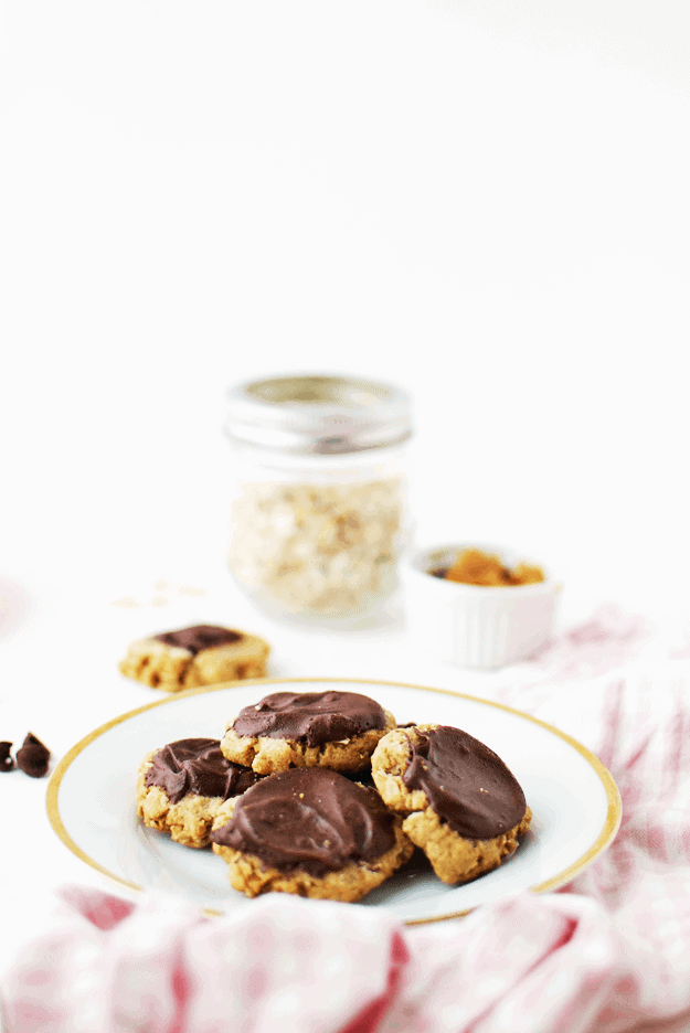 Peanut Butter And Chocolate Cookies | homemade cookie recipes, peanut butter cookie recipes, cookie recipes, chocolate cookie recipes || The Butter Half via @thebutterhalf