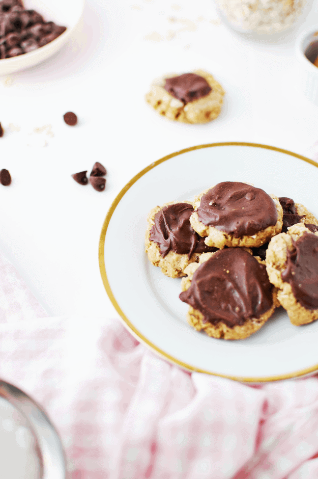 Peanut Butter And Chocolate Cookies | homemade cookie recipes, peanut butter cookie recipes, cookie recipes, chocolate cookie recipes || The Butter Half via @thebutterhalf