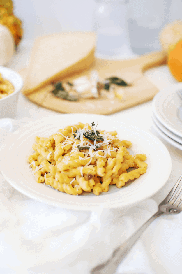 Creamy Pumpkin Alfredo Pasta | This pumpkin Alfredo pasta is one of those meals you will keep falling back on again and again this season, because it takes only 30 minutes to make and your family and friends will be so impressed you know how to make Alfredo sauce from scratch! And pumpkin flavored Alfredo at that! || The Butter Half #pumpkinrecipes #fallrecipes #pastarecipes #dinnerrecipes #thebutterhalf