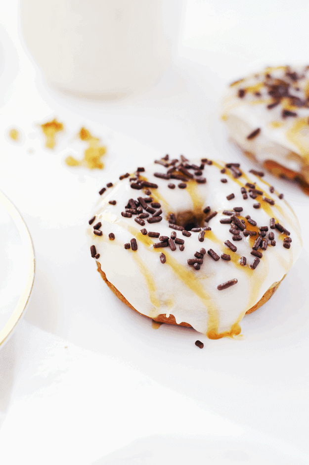 Baked Maple Spice Donuts With Caramel | baked donut recipes, homemade donut recipes, spiced donut recipes, easy donut recipes || The Butter Half #spiceddonuts #bakeddonuts #homemadedonuts #maplespiceddonuts #thebutterhalf