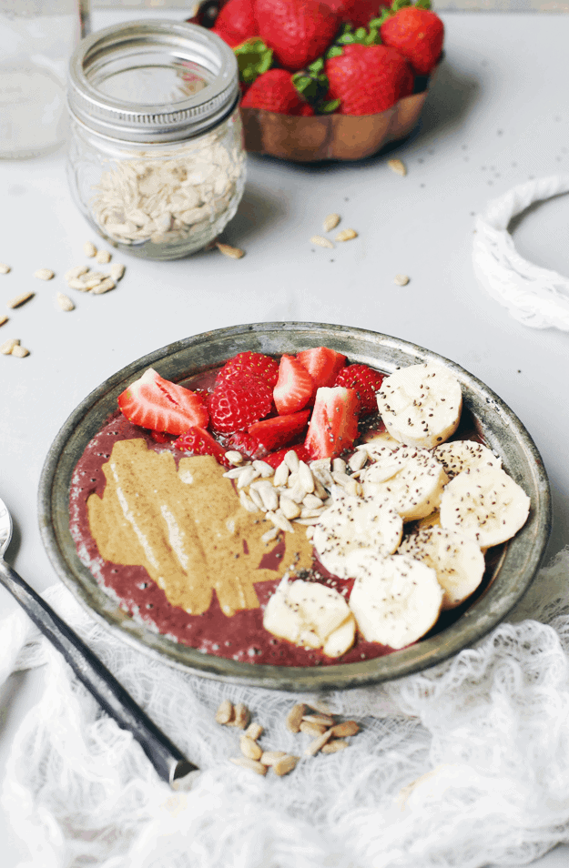 Take acai of relief knowing this almond butter acai bowl is full of nutrients and antioxidants. It’s the perfect healthy breakfast that fits all dietary restrictions, and it tastes like an amazing treat. || The Butter Half #acai #almondbutter #breakfast #healthyrecipes #thebutterhalf