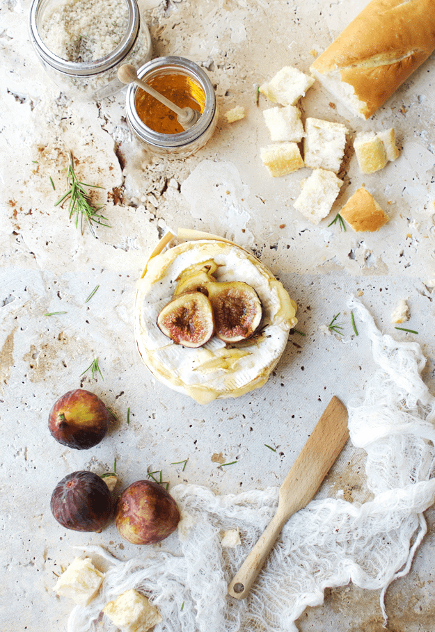 Baked Brie Fondue with Roasted Figs | baked brie recipes, how to make baked brie, recipes using roasted figs, roasted fig recipe ideas, fun fondue recipes, how to make fondue, easy appetizer recipes, cheese appetizer recipes, homemade baked brie #homemadebakedbrie #roastedfigs #easyappetizerrecipes #thebutterhalf || The Butter Half