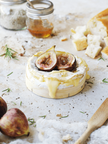 Baked Brie Fondue with Roasted Figs | baked brie recipes, how to make baked brie, recipes using roasted figs, roasted fig recipe ideas, fun fondue recipes, how to make fondue, easy appetizer recipes, cheese appetizer recipes, homemade baked brie || The Butter Half via @thebutterhalf