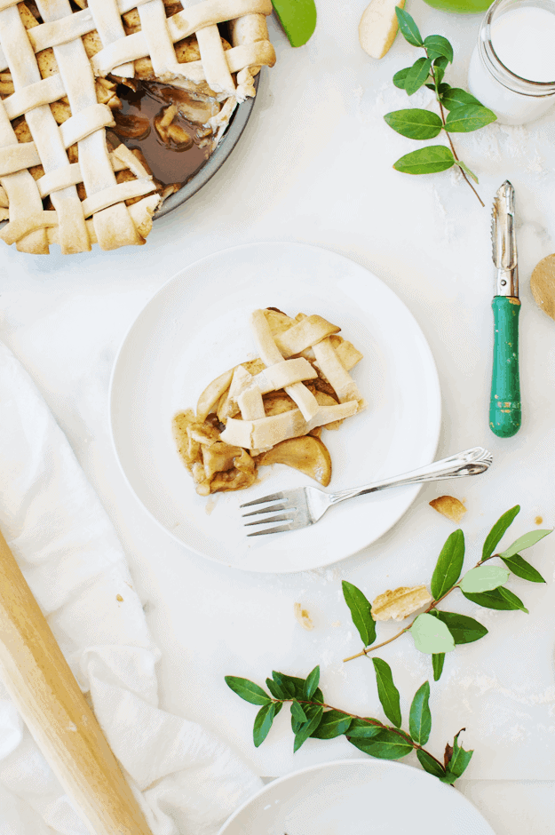 The Perfect Apple Pie Recipe | Lattice all rejoice that it’s apple pie season! The key to a perfect apple pie is a flaky crust and a sweet, gooey inside. || The Butter Half #applepie #applerecipes #perfectpie #pierecipe #thebutterhalf