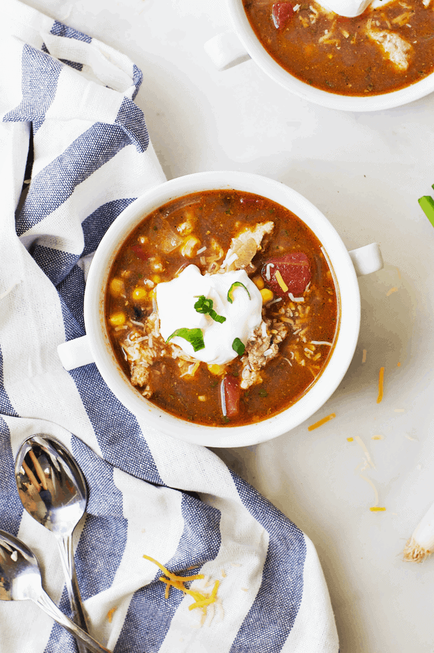 This Healthy Taco Soup is the perfect dinner to make on a crisp autumn evening! Taking only 20 minutes, this easy dinner is a family favorite! || The Butter Half #souprecipes #fallsoups #falldinnerrecipes #thebutterhalf
