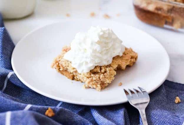 I’m the type who likes to eat my dessert before dinner, so I thought I’d share a family favorite for Thanksgiving. Say hello to this delicious gluten free pumpkin pie cake recipe! It’s a great alternative to the classic pumpkin pie. || The Butter Half #pumpkinrecipes #pumpkincake #glutenfreecake #glutenfree #thanksgivingrecipes #thebutterhalf
