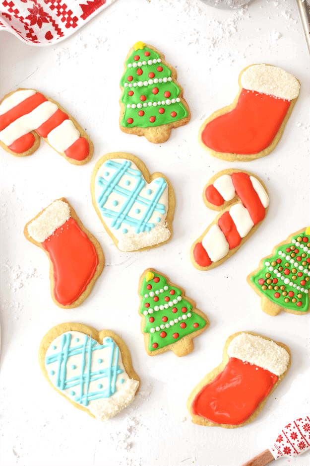 Holiday Sugar Cookies with Royal Icing are perfect for your artsy side. Take your holiday cookies to the next level with these tips. || The Butter Half #sugarcookies #holidaycookies #royalicingtips #thebutterhalf