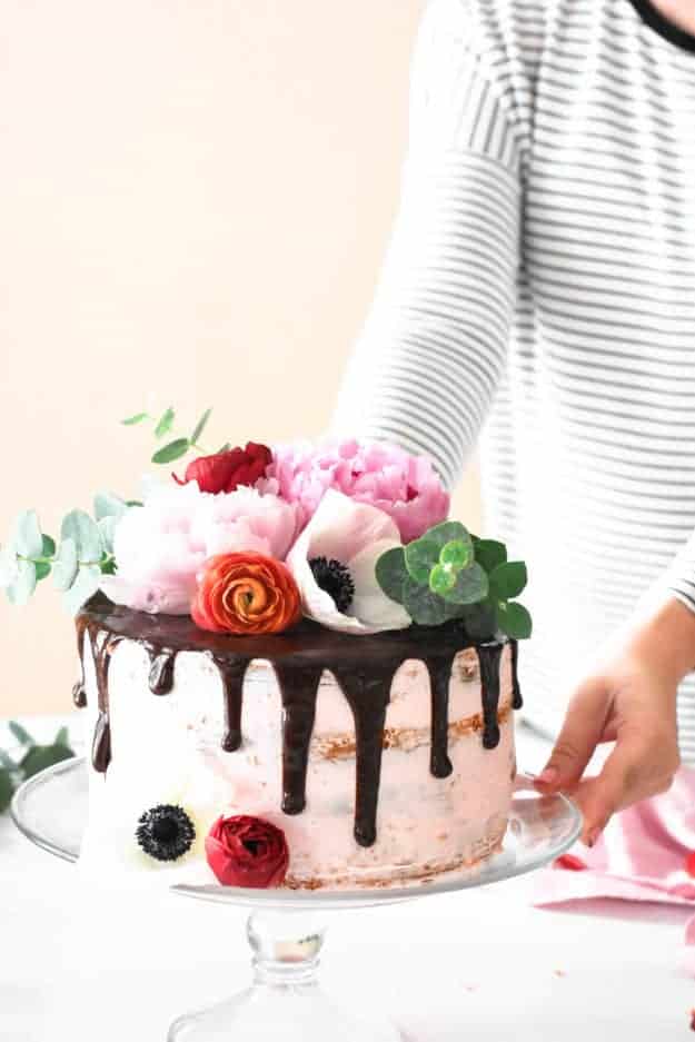 Chocolate Covered Strawberry Birthday Cake with Fresh Flowers | homemade cake recipes, diy cake recipes, easy cake recipes, homemade strawberry cake, diy birthday cake, how to decorate a cake, chocolate covered cake || The Butter Half via @thebutterhalf #cakedecorating #strawberrycake #diycake