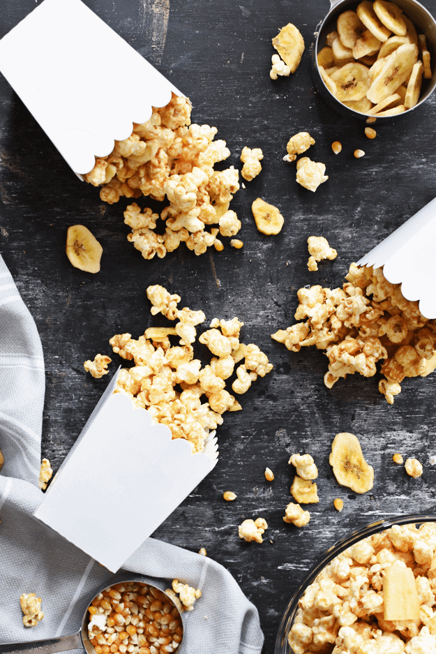 Healthy Peanut Butter Banana Popcorn | homemade popcorn recipes, healthy snack recipes, healthy popcorn recipes, easy popcorn recipes, sweet popcorn recipe || The Butter Half via @thebutterhalf #popcornrecipe #sweetpopcorn #quicksnack