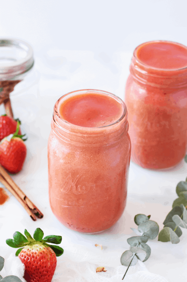 Metabolism Boosting Strawberry & Mango Smoothie | Say hello to this metabolism-boosting strawberry mango smoothie, and say goodbye to feeling yucky! || The Butter Half #smoothie #healthydrink #thebutterhalf