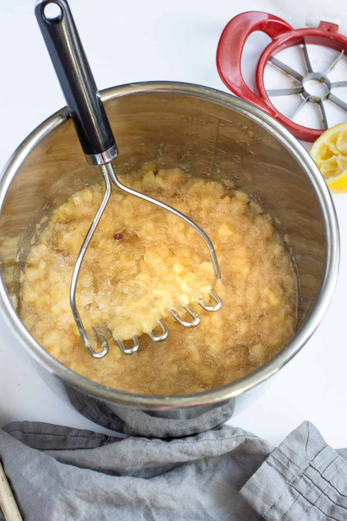 Naturally gluten free and no added sugar, this Instant Pot Applesauce is the quickest and easiest way to make applesauce. || The Butter Half #applesauce #instantpotrecipes #applesaucerecipes