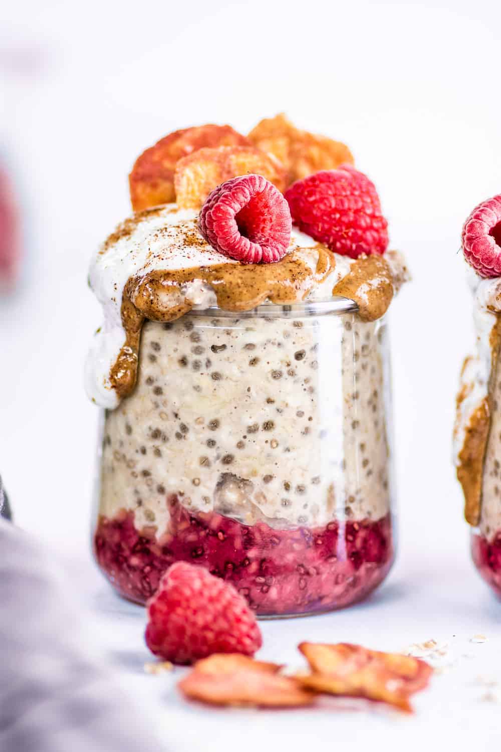 These easy banana overnight oats with chia seeds are vegan and gluten-free. Prep them in five minutes, and leave the rest of the work to the refrigerator. In the morning you have a delicious, nutritious breakfast waiting for you! Healthy and packed with fiber, this is an easy breakfast to take on the go. || The Butter Half #overnightoats #breakfast #vegan #glutenfree #thebutterhalf