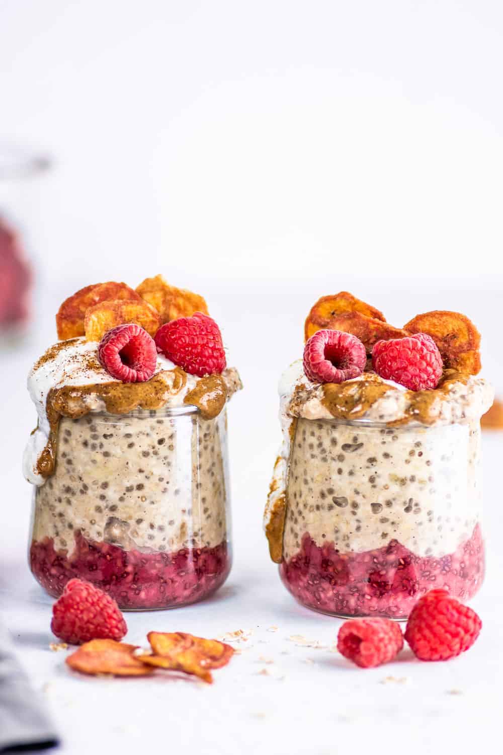 These easy banana overnight oats with chia seeds are vegan and gluten-free. Prep them in five minutes, and leave the rest of the work to the refrigerator. In the morning you have a delicious, nutritious breakfast waiting for you! Healthy and packed with fiber, this is an easy breakfast to take on the go. || The Butter Half #overnightoats #breakfast #vegan #glutenfree #thebutterhalf