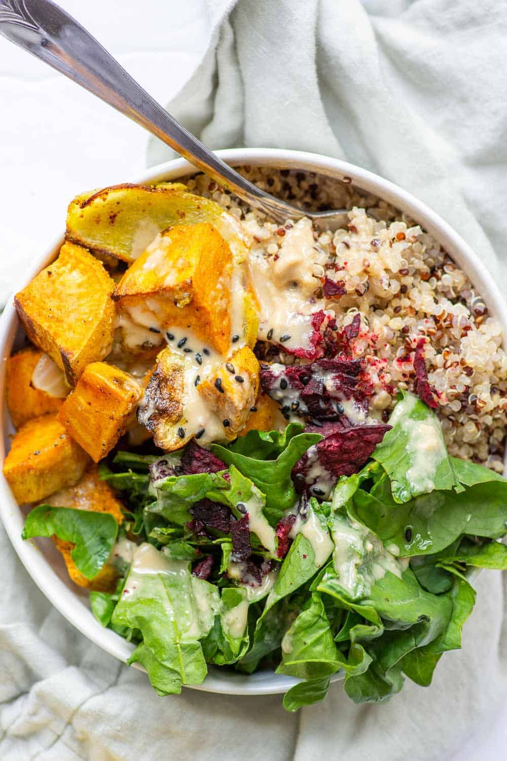 Looking for a warming, satisfying, and easy plant-based meal that takes under 30 minutes to make? This vegan buddha bowl recipe is everything you’ve been looking for and more! From the savory sweet potatoes, to the slightly sweet balance of beet chips, this bowl is nutritious, simple, and delicious. || The Butter Half #easylunch #easydinner #easydinnerrecipes #buddhabowl #thebutterhalf